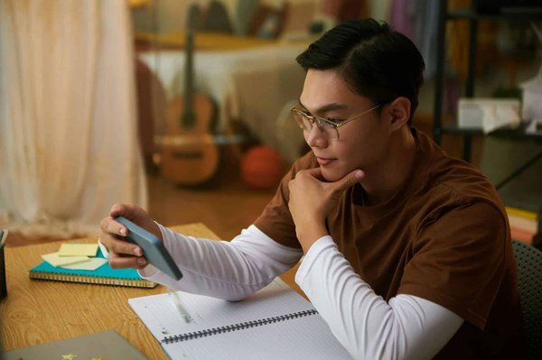 Quelles stratégies de contenu vidéo les librairies indépendantes peuvent-elles utiliser pour promouvoir les auteurs locaux ?